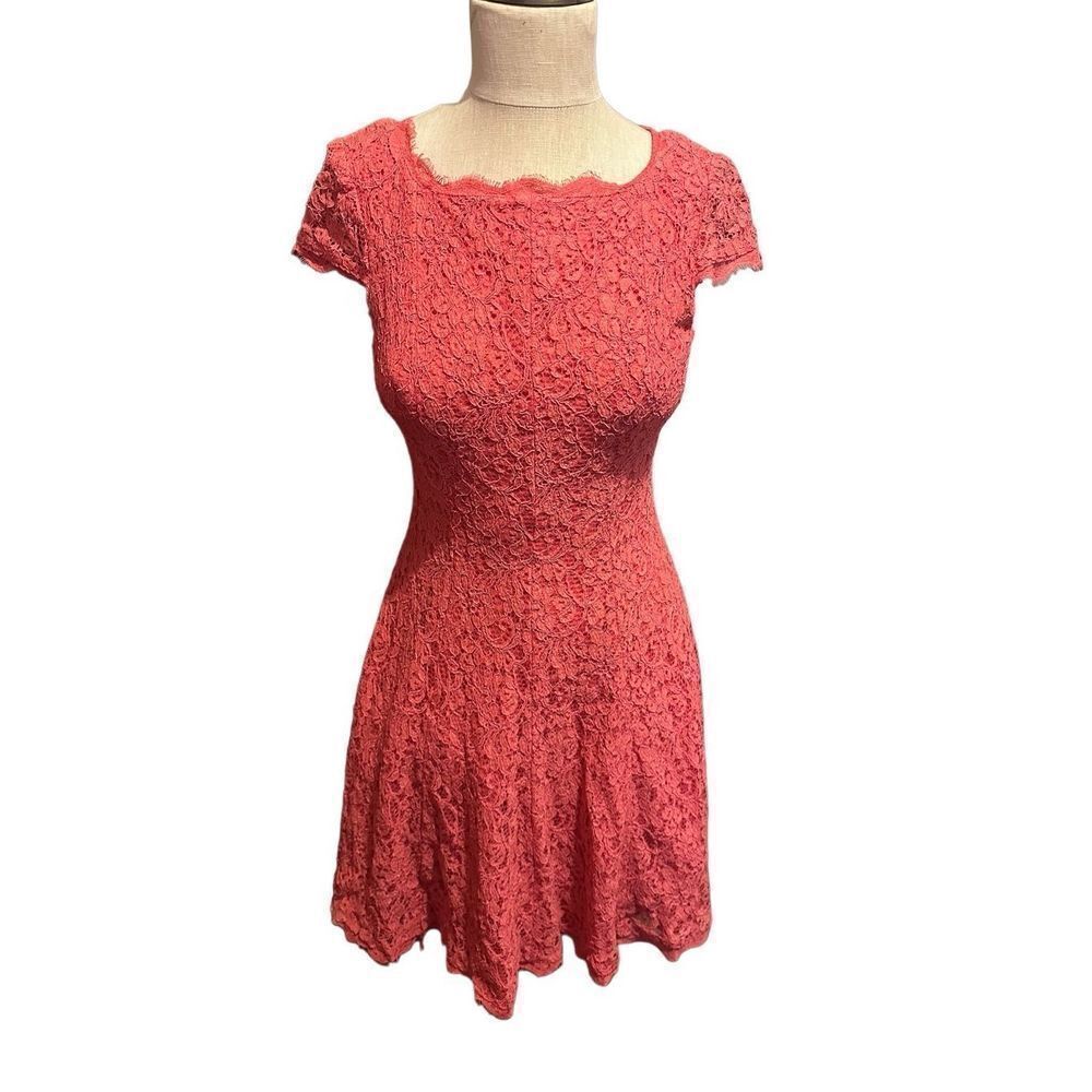 Adrianna Papell Coral Lace Overlay Cocktail Dress Knee Length Cap Sleeves Size 4